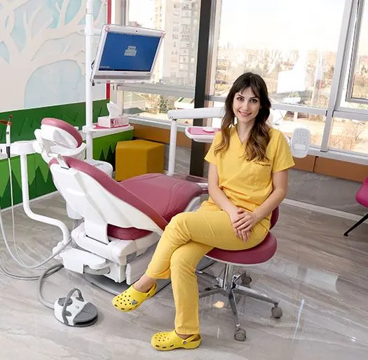 Dr. Sezgi Şenol muayene koltuğunun yanında